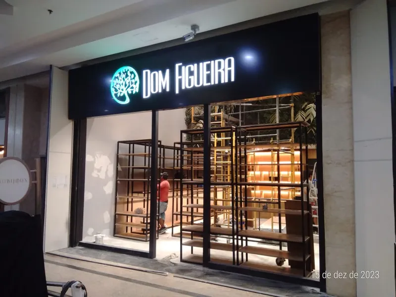 Fachada de loja de shopping em ACM com letras em acrílico 8mm e iluminação interna, Dom Figueira — Cromatica Comunicação Visual, Santos/SP