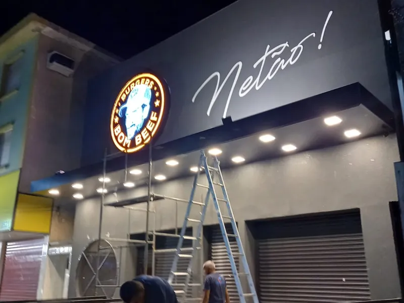 Fachada com luminoso em LED 6000K, ACM e acrílico para o restaurante Netão Bom Beef — Cromatica Comunicação Visual, Santos/SP
