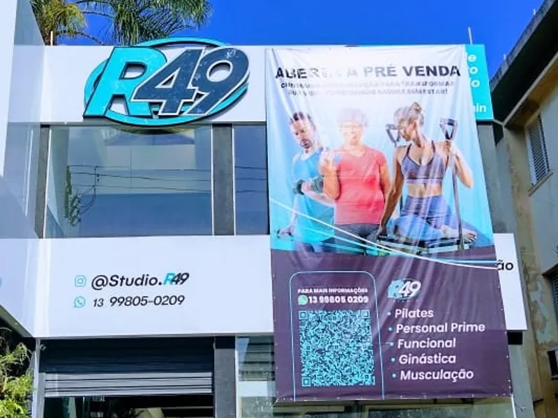 Fachada de academia com letra caixa filetada e adesivo recortado, R49 Studio — Cromatica Comunicação Visual, Santos/SP