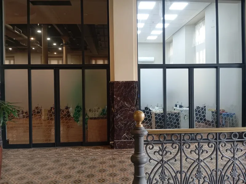 Adesivos jateados em vidro executados pela Cromatica em Santos/SP