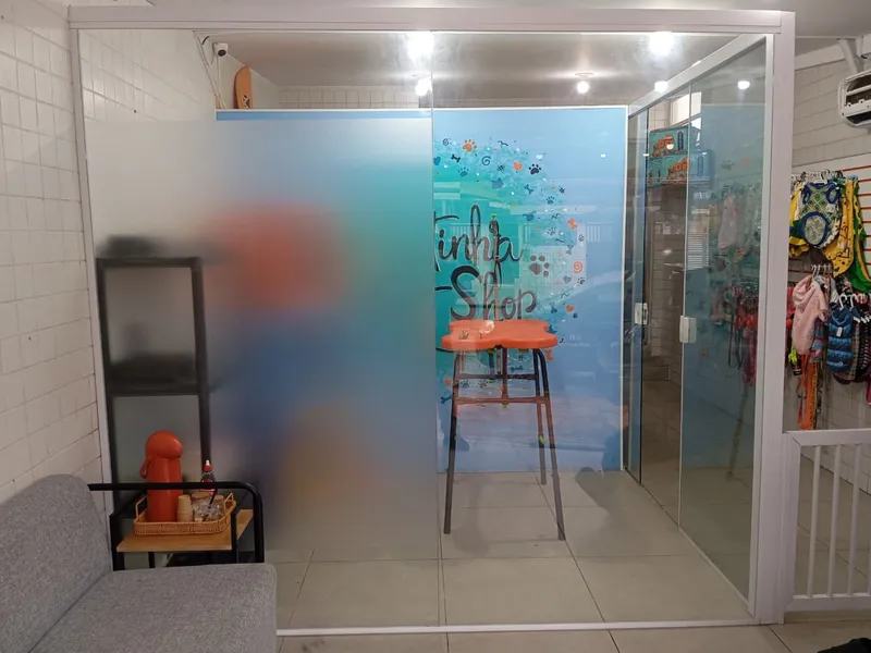 Adesivo jateado impresso em vidro do petshop Tatinha — Cromatica Comunicação Visual, Santos/SP