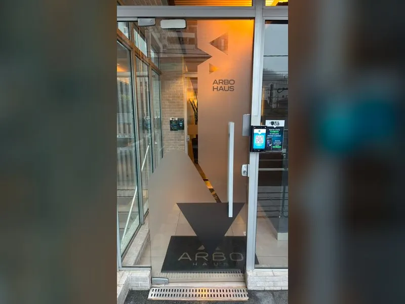 Porta de vidro com adesivo jateado impresso na entrada do condomínio Residencial Arbo — Cromatica Comunicação Visual, Santos/SP