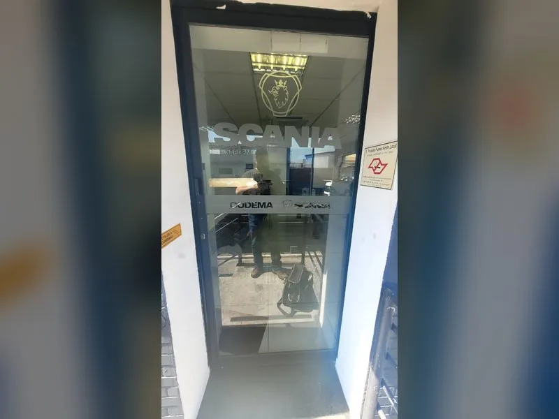 Comunicação interna em adesivo jateado com recorte e impressão UV para a Scania Codema — Cromatica Comunicação Visual, Santos/SP
