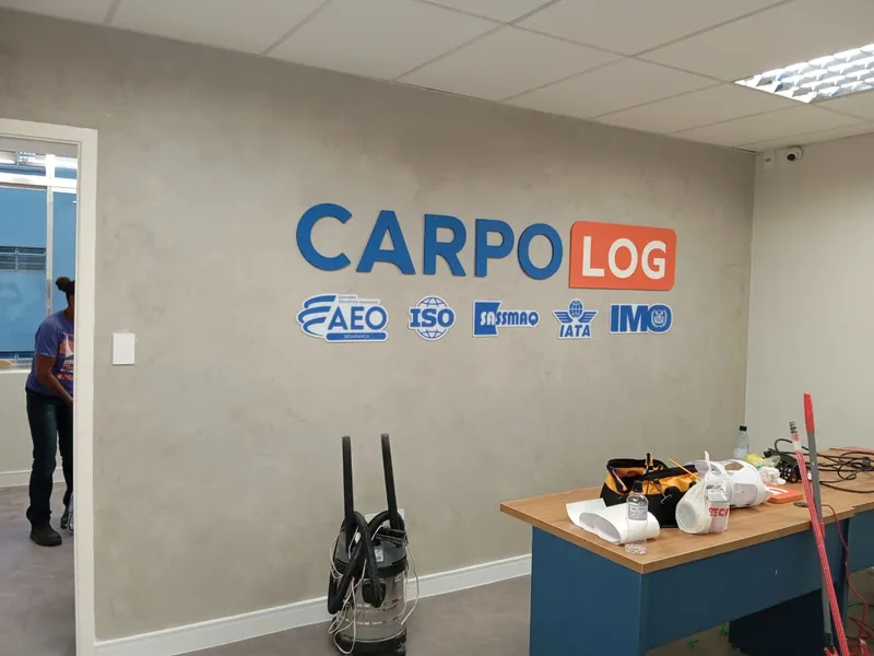 Letra caixa em PVC 20mm com pintura fosca na recepção da transportadora Carpo Logistics — Cromatica Comunicação Visual, Santos/SP