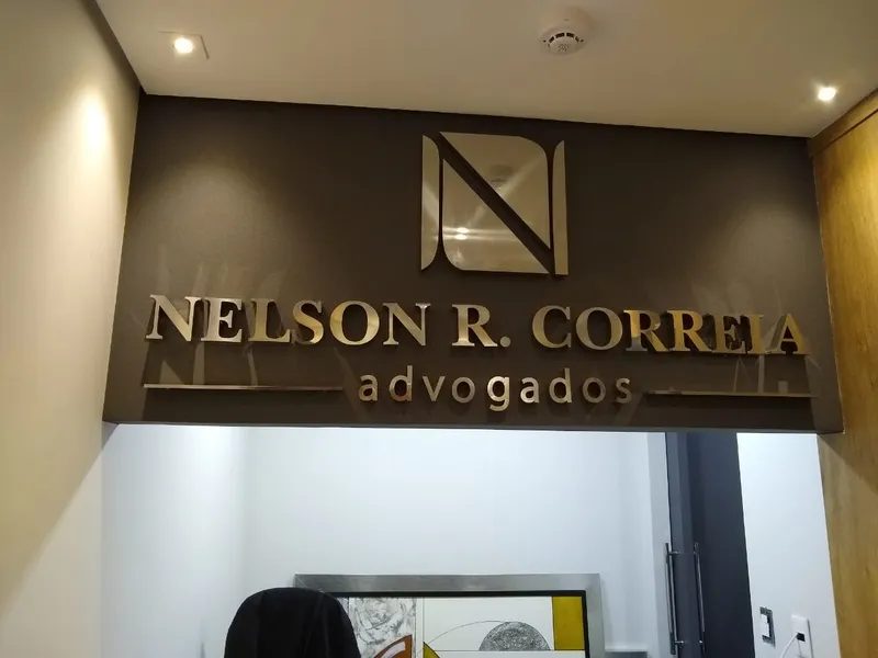 Letra caixa em aço galvanizado para o escritório de advocacia Nelson R. Correia — Cromatica Comunicação Visual, Santos/SP