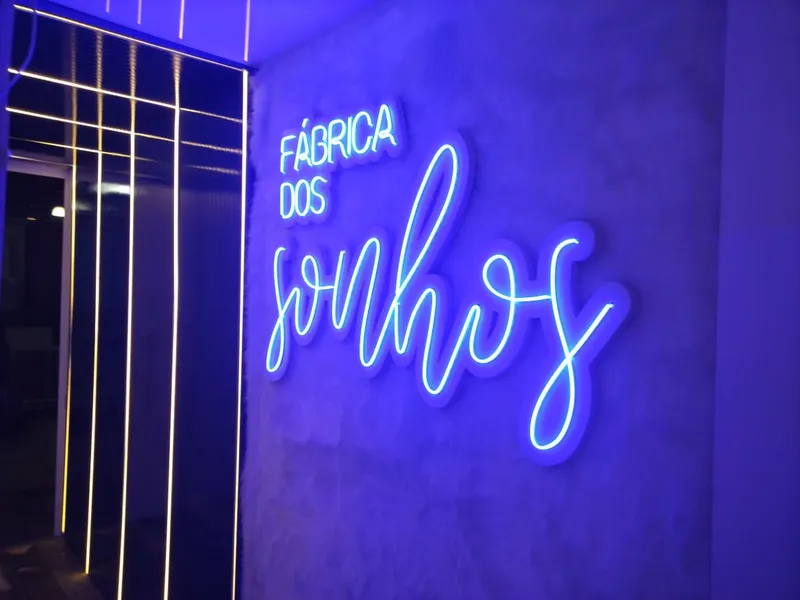 Painel de neon LED azul Fábrica dos Sonhos para a Fábrica de Móveis Santista — Cromatica Comunicação Visual, Santos/SP