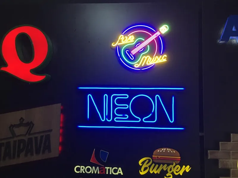 Composição de painéis em neon LED para ambiente comercial — Cromatica Comunicação Visual, Santos/SP