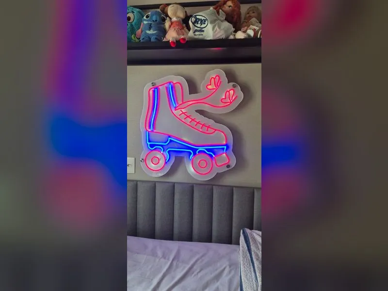 Neon em acrílico 8mm de segunda geração aplicado em projeto de arquitetura residencial — Cromatica Comunicação Visual, Santos/SP