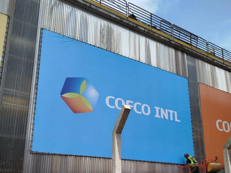 Painéis em lona com estrutura de metalon executados pela Cromatica em Santos/SP