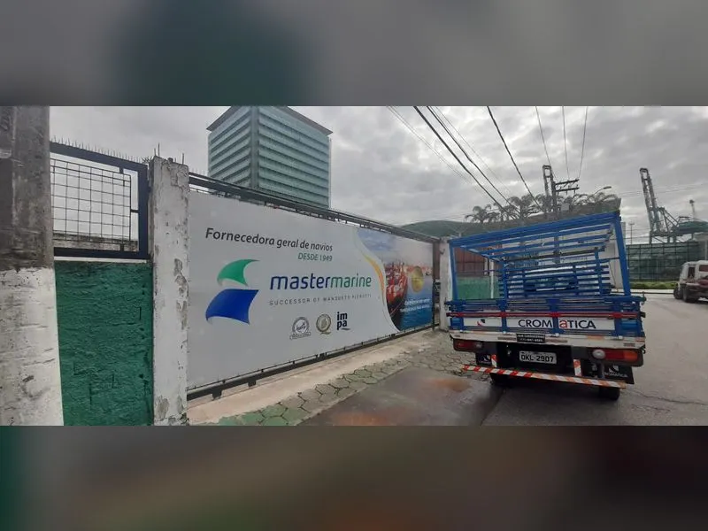 Painel em lona com reforço e ilhós para área externa de terminal portuário, Master Marine — Cromatica Comunicação Visual, Santos/SP