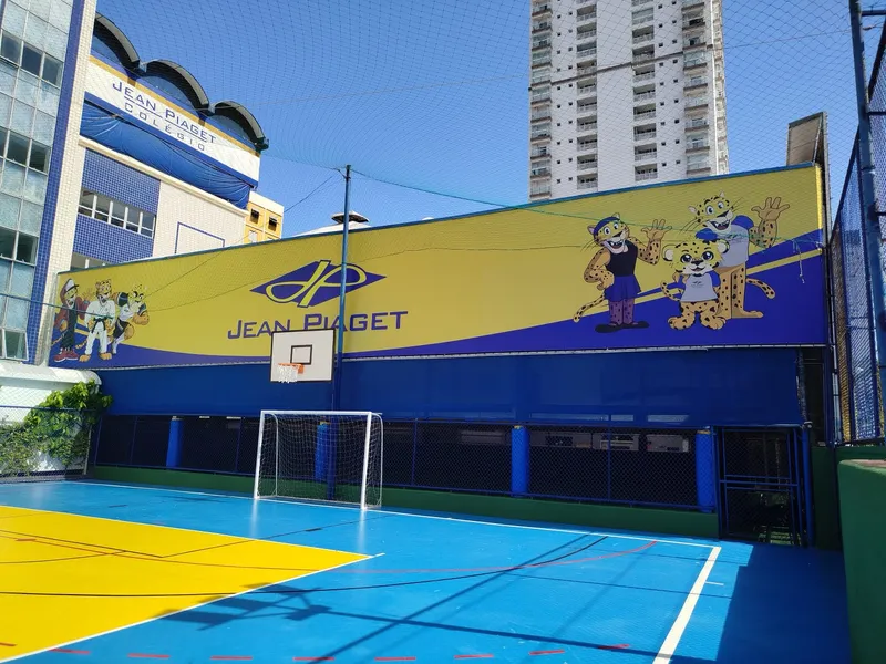 Lona 1000x1000 impressa em UV com reforço e ilhós para a quadra do Colégio Jean Piaget — Cromatica Comunicação Visual, Santos/SP