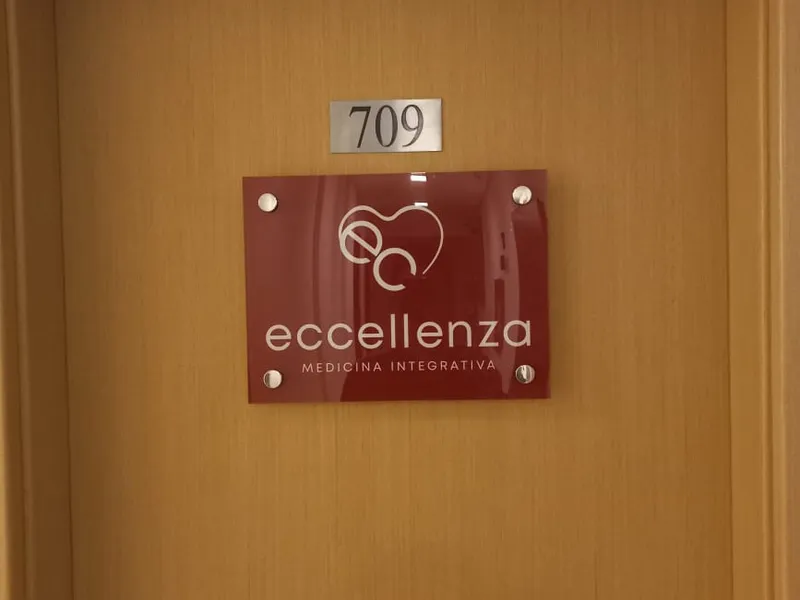 Placa de porta em acrílico cristal com adesivo no verso, fixada com espaçadores, para a Eccellenza — Cromatica Comunicação Visual, Santos/SP