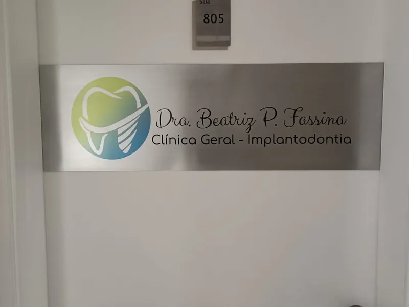 Placa de porta em alumínio adesivada no padrão Helbor Offices para clínica odontológica — Cromatica Comunicação Visual, Santos/SP