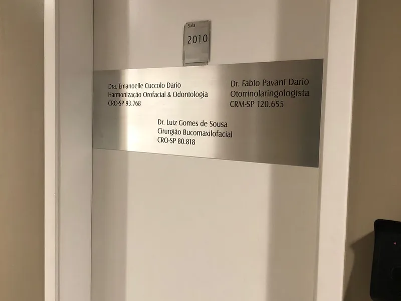 Placa de porta em alumínio adesivada no padrão Helbor para clínica de estética — Cromatica Comunicação Visual, Santos/SP