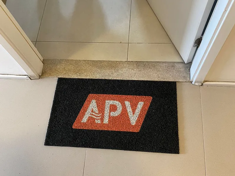 Tapete capacho personalizado com a marca APV na entrada do escritório — Cromatica Comunicação Visual, Santos/SP