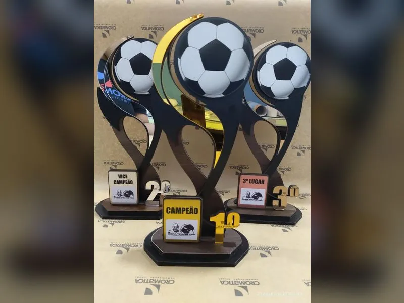 Troféu adesivado com Goldmax e impressão UV para premiação da Transtec World Logística — Cromatica Comunicação Visual, Santos/SP