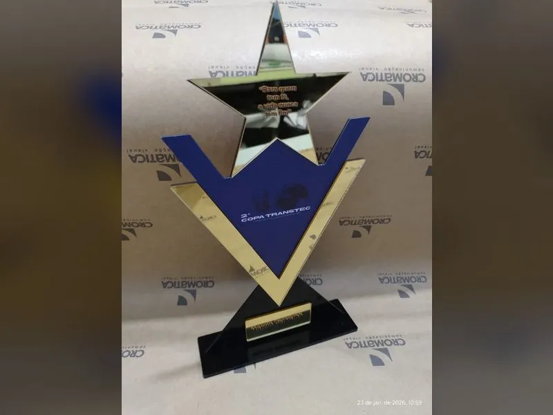 Troféu em formato de estrela adesivado com Goldmax para a Transtec World Logística — Cromatica Comunicação Visual, Santos/SP