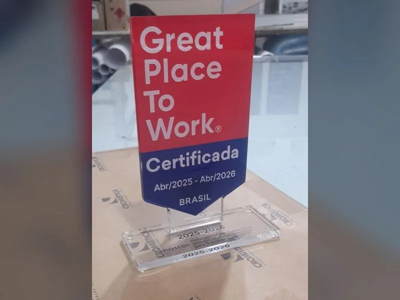 Troféu em acrílico 5mm com impressão UV da certificação Great Place To Work para a empresa de software Mosten — Cromatica Comunicação Visual, Santos/SP