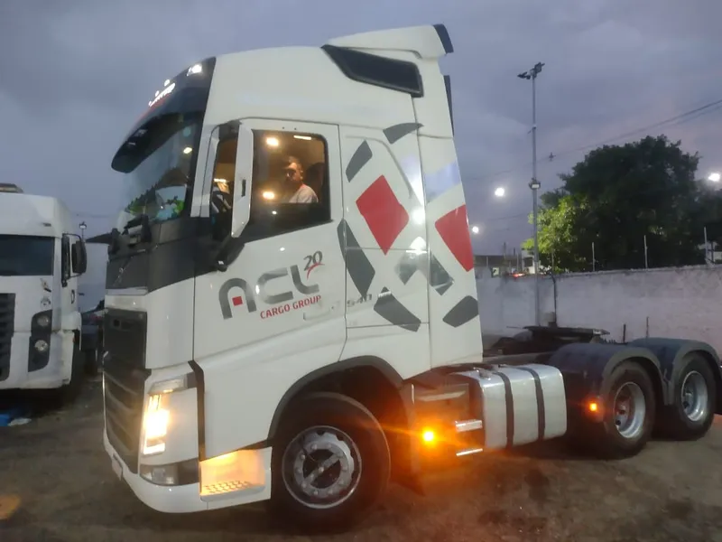 Adesivagem de caminhão com Alltak e poliéster metalizado recortado para a transportadora ACL Cargo — Cromatica Comunicação Visual, Santos/SP
