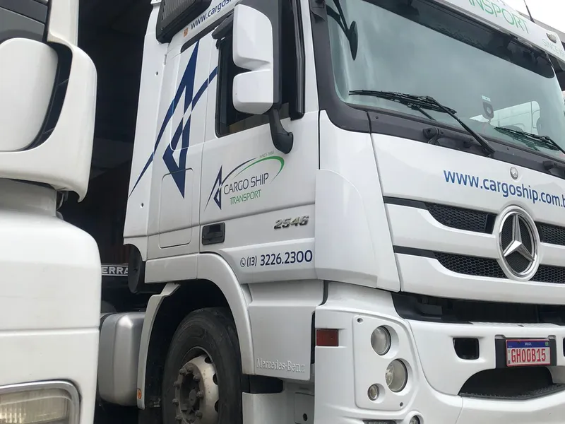 Caminhão da transportadora Cargo Ship adesivado com Alltak recortado — Cromatica Comunicação Visual, Santos/SP