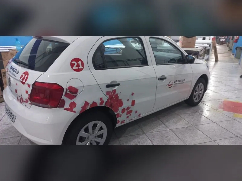 VW Gol adesivado com recorte para o terminal portuário DP World — Cromatica Comunicação Visual, Santos/SP
