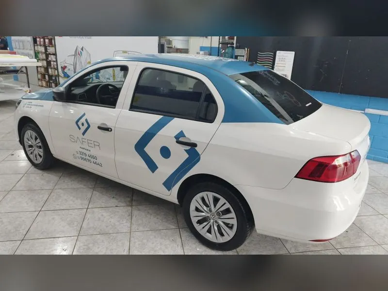 VW Voyage com adesivo digital e recortado para a Safer Portaria Remota — Cromatica Comunicação Visual, Santos/SP