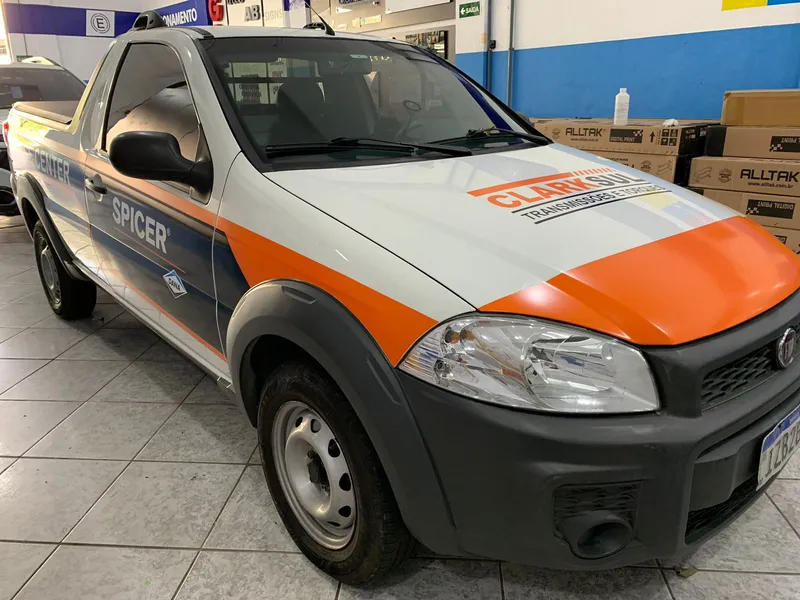 Fiat Strada com impressão digital e recorte para a Clark Sul, transmissões e torques — Cromatica Comunicação Visual, Santos/SP