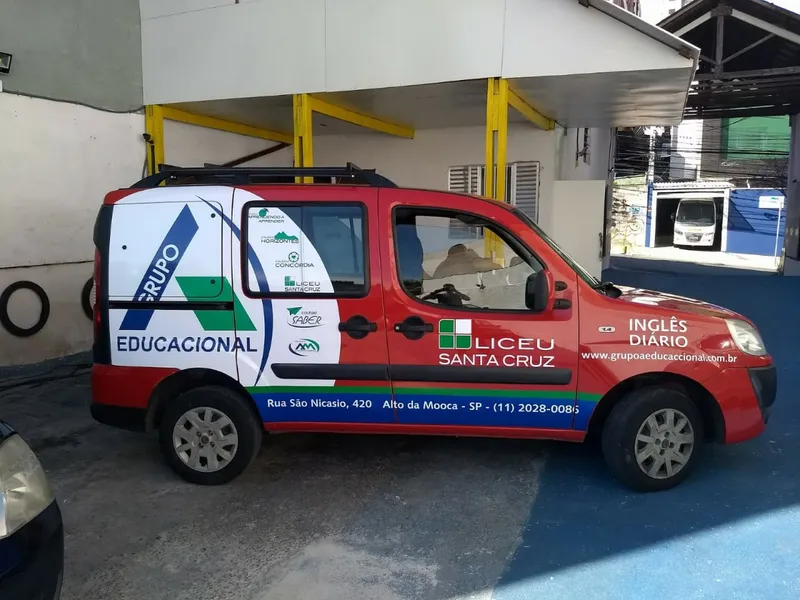 Veículo adesivado com impressão digital e recorte para instituição de ensino — Cromatica Comunicação Visual, Santos/SP