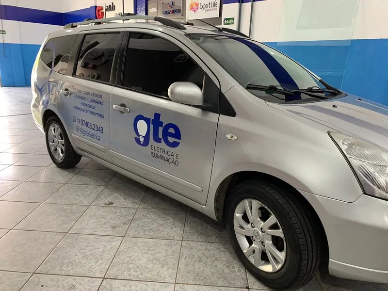 Veículo comercial com adesivo recortado para a GTE Elétrica — Cromatica Comunicação Visual, Santos/SP