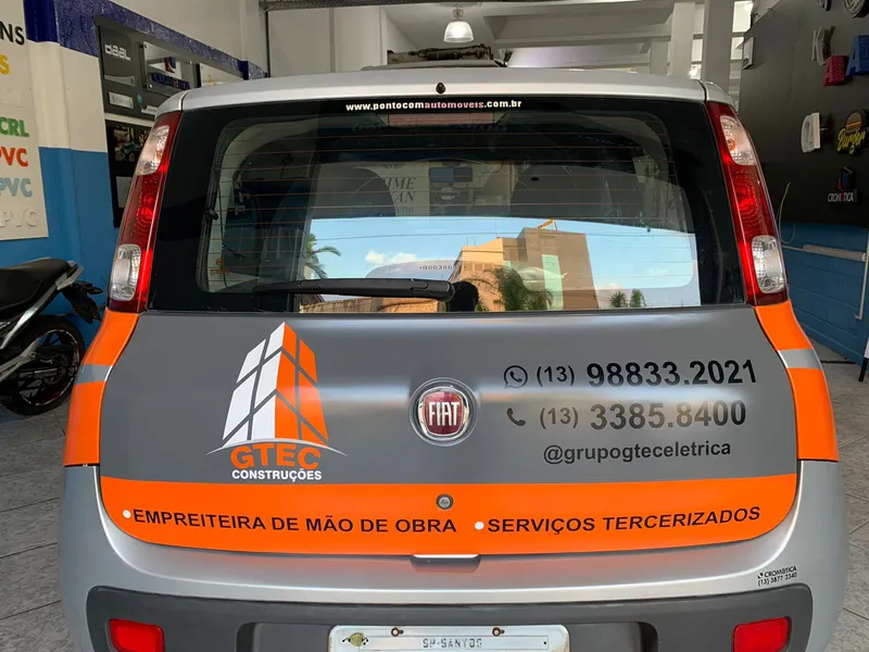 Lateral do Fiat Uno da GTEC Construções com adesivo de recorte eletrônico — Cromatica Comunicação Visual, Santos/SP