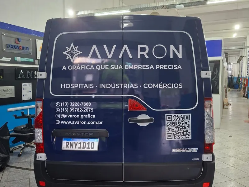 Traseira do Renault Master da gráfica Avaron com adesivagem em Alltak — Cromatica Comunicação Visual, Santos/SP