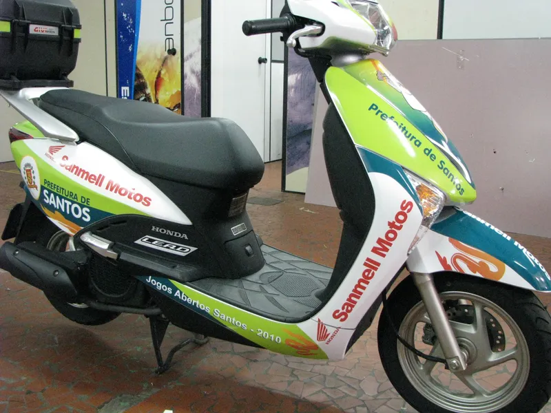 Adesivagem e personalização de motos e frotas de entrega pela Cromatica em Santos/SP