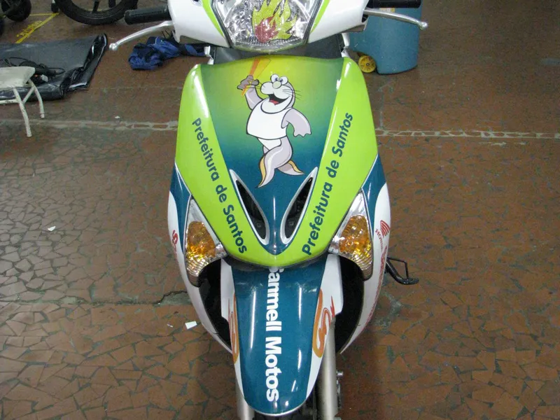 Moto elétrica adesivada com campanha institucional da Prefeitura de Santos — Cromatica Comunicação Visual, Santos/SP
