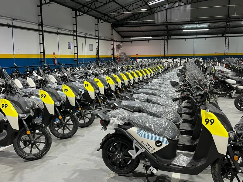 Frota de motos elétricas da 99 adesivada com Oracal recortado para transporte e mobilidade urbana — Cromatica Comunicação Visual, Santos/SP