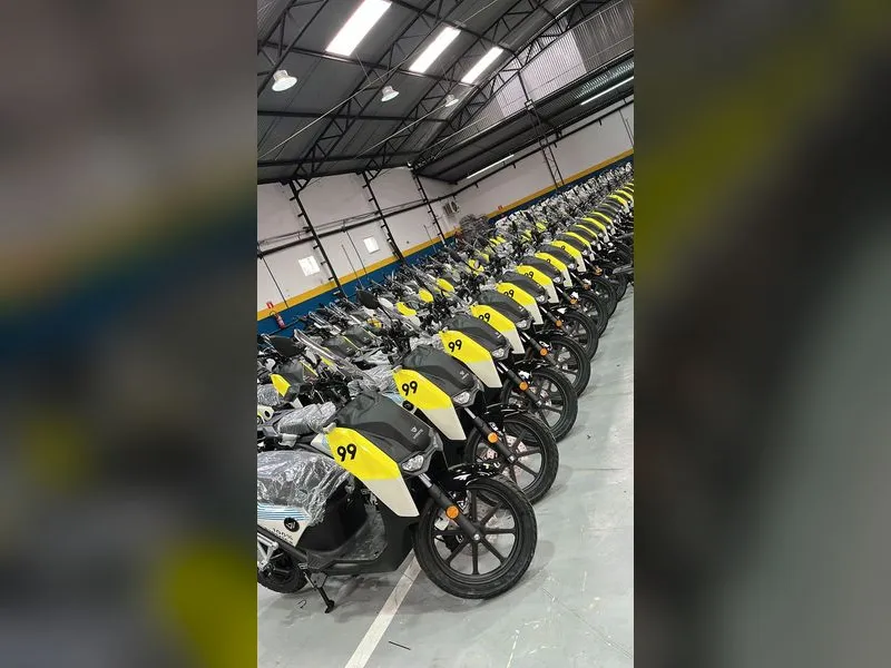 Pátio com a frota de motos elétricas da 99 adesivada com Oracal recortado — Cromatica Comunicação Visual, Santos/SP
