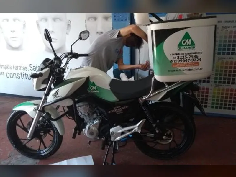 Moto de entrega com baú adesivado para o laboratório Céllula Mater — Cromatica Comunicação Visual, Santos/SP