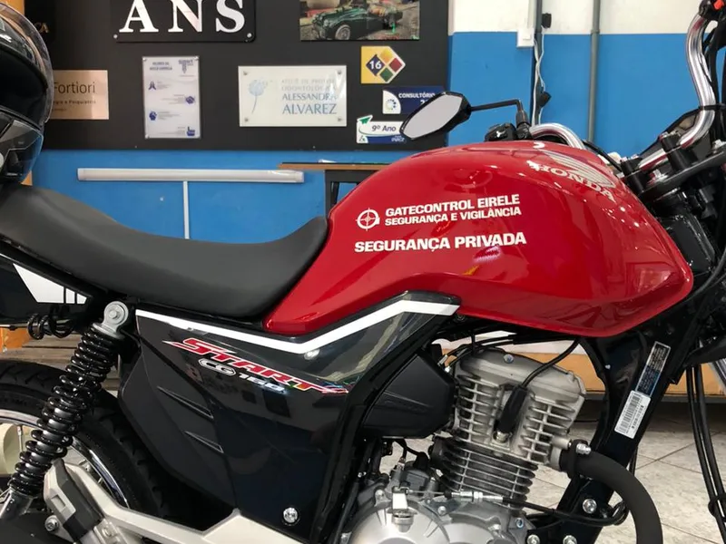 Moto adesivada com Goldmax recortado para a Soldier, segurança patrimonial — Cromatica Comunicação Visual, Santos/SP