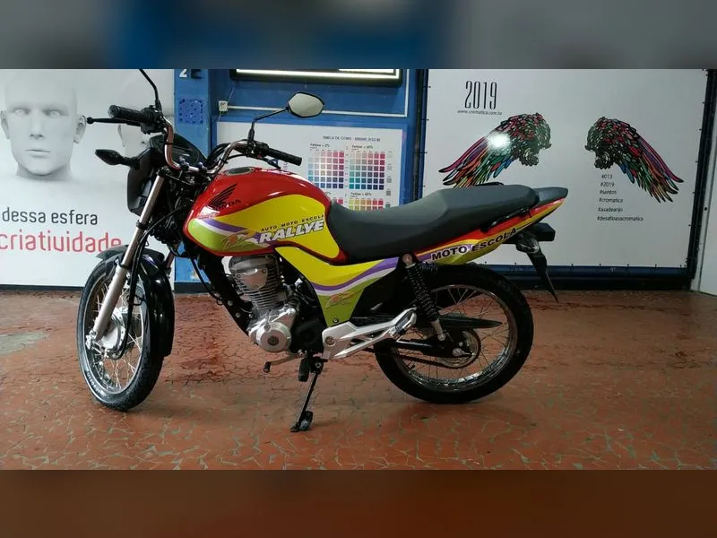 Moto adesivada com impressão digital e recorte para a auto escola Rallye — Cromatica Comunicação Visual, Santos/SP