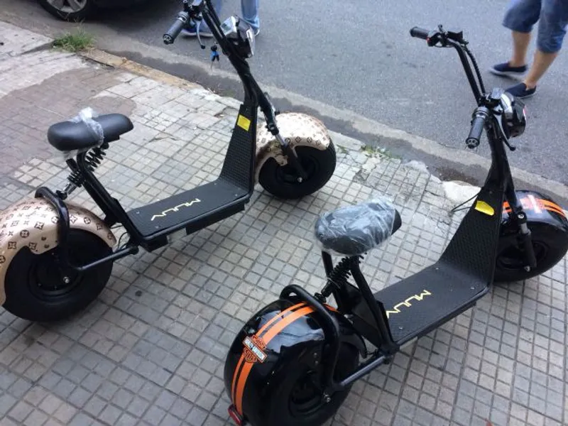 Moto elétrica personalizada com adesivo recortado em faixas — Cromatica Comunicação Visual, Santos/SP