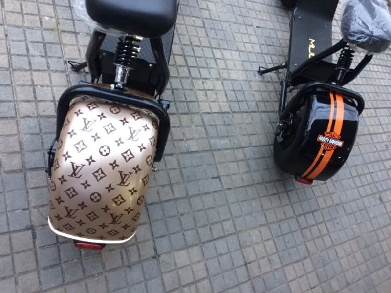 Motos elétricas com adesivagem personalizada em impressão digital — Cromatica Comunicação Visual, Santos/SP
