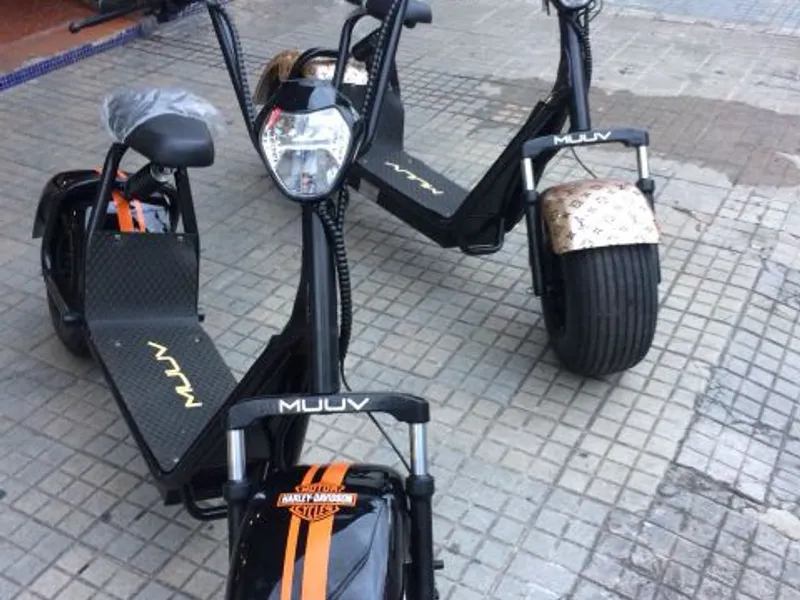 Moto elétrica com adesivo recortado em faixas laranja — Cromatica Comunicação Visual, Santos/SP