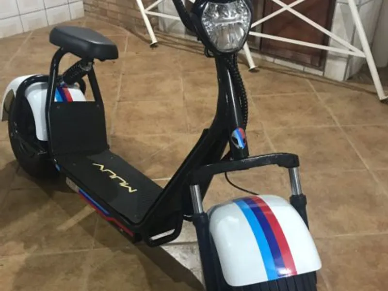 Moto elétrica personalizada com faixas esportivas em adesivo recortado — Cromatica Comunicação Visual, Santos/SP