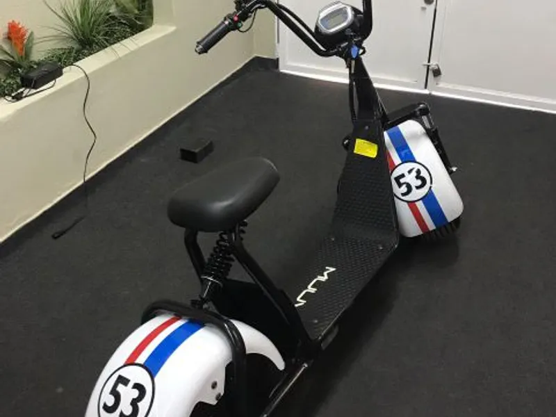 Moto elétrica personalizada com número de corrida em adesivo recortado — Cromatica Comunicação Visual, Santos/SP