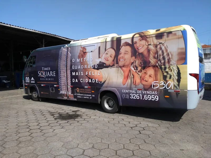 Segundo ônibus da campanha Times Square com envelopamento em impressão digital — Cromatica Comunicação Visual, Santos/SP