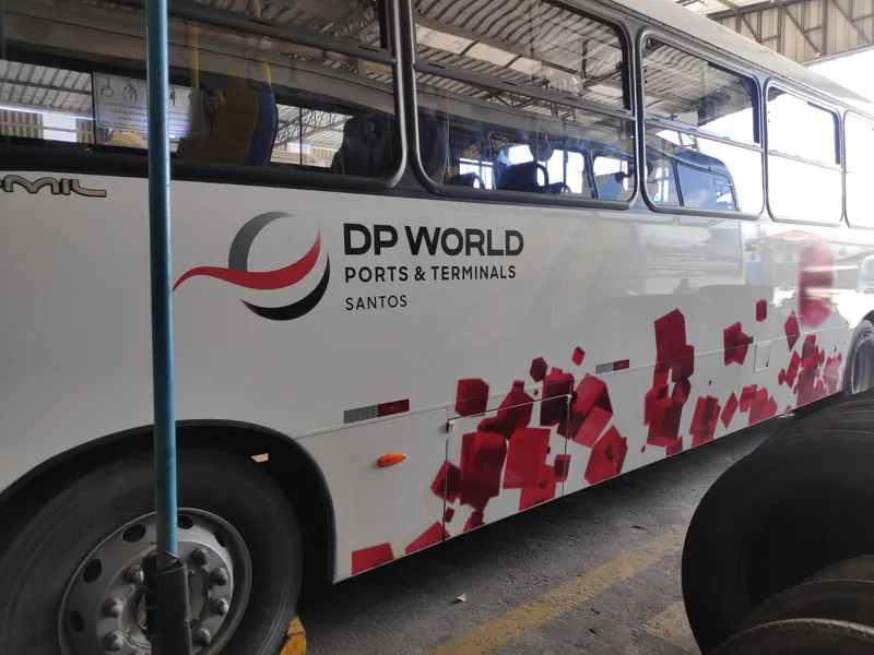 Ônibus com adesivagem em impressão digital para a DP World Ports & Terminals Santos — Cromatica Comunicação Visual, Santos/SP