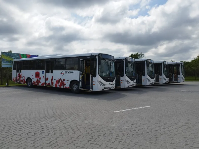 Frota de ônibus adesivada com impressão digital para os terminais portuários da DP World — Cromatica Comunicação Visual, Santos/SP