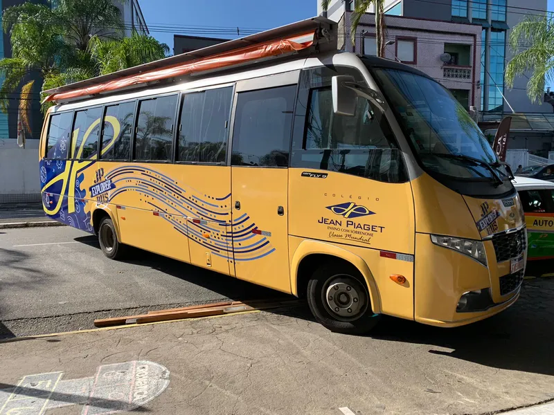 Ônibus escolar com envelopamento e adesivagem em impressão digital para o Colégio Jean Piaget — Cromatica Comunicação Visual, Santos/SP