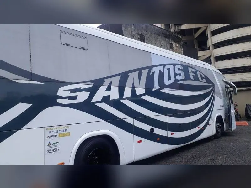 Ônibus com envelopamento em impressão digital nas cores do Santos FC — Cromatica Comunicação Visual, Santos/SP