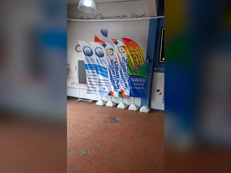 Produção de wind flags em tecido impresso na Cromatica — Cromatica Comunicação Visual, Santos/SP